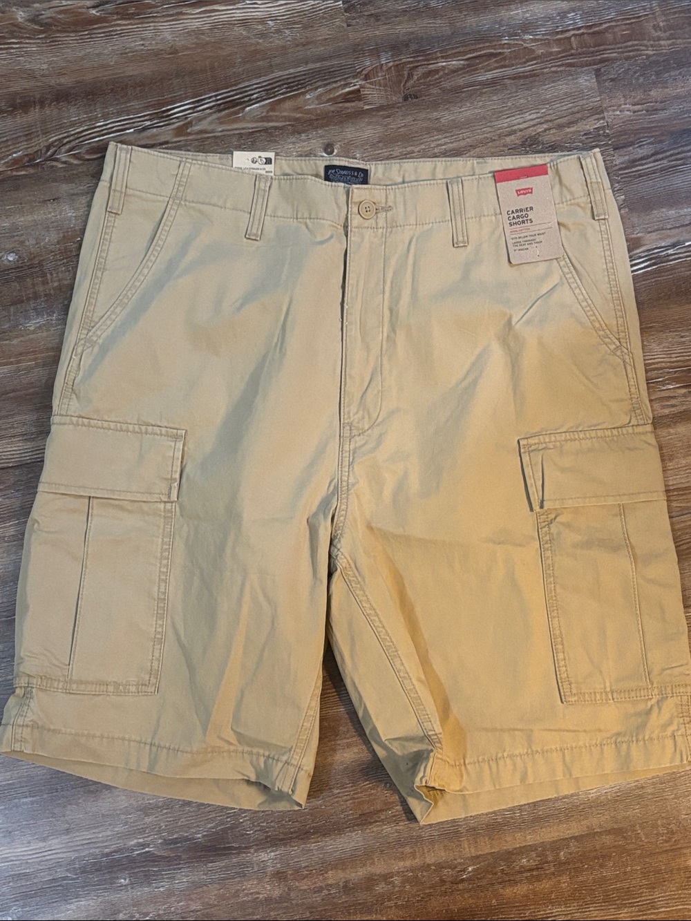 Levi’s Men’s Khaki Cargo Shorts (NWT)